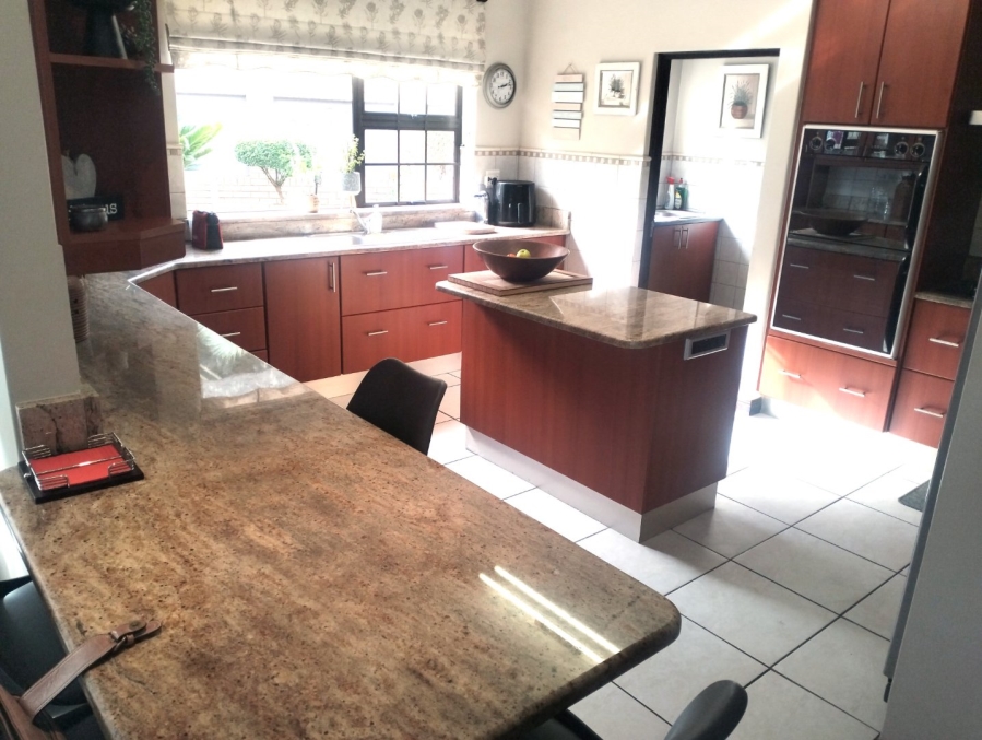 To Let 4 Bedroom Property for Rent in Outeniqua Strand Western Cape